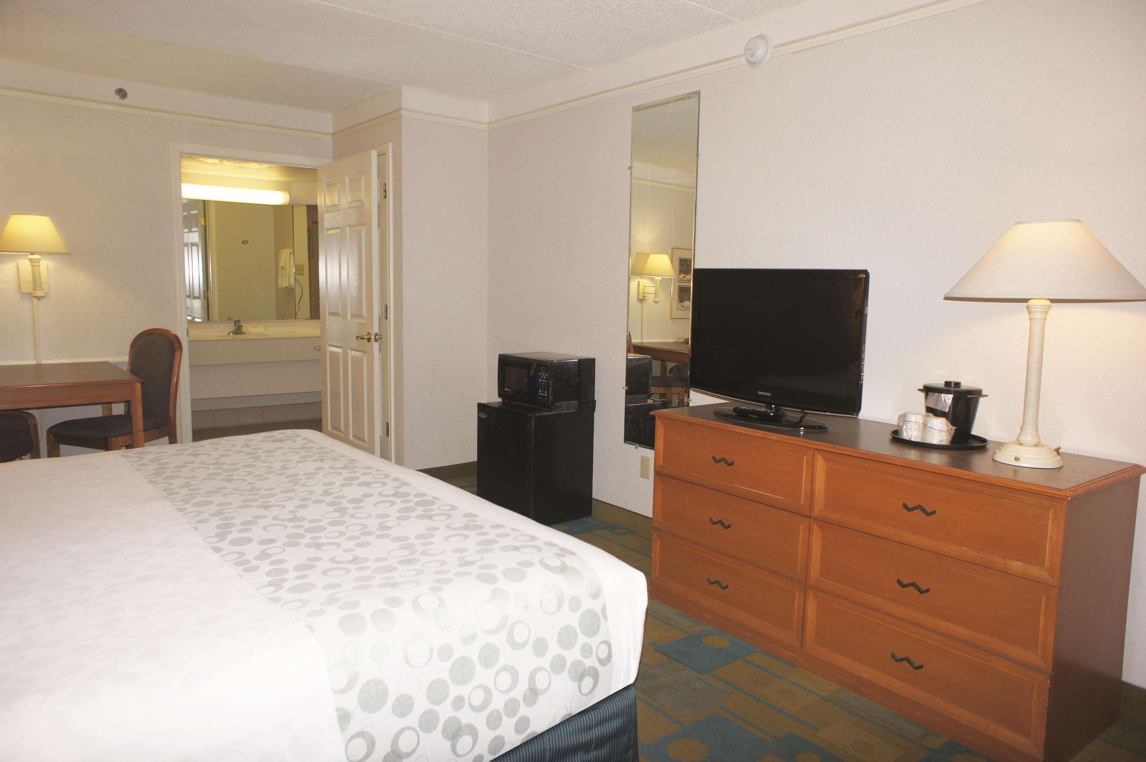 Days Inn By Wyndham San Diego Виста Экстерьер фото