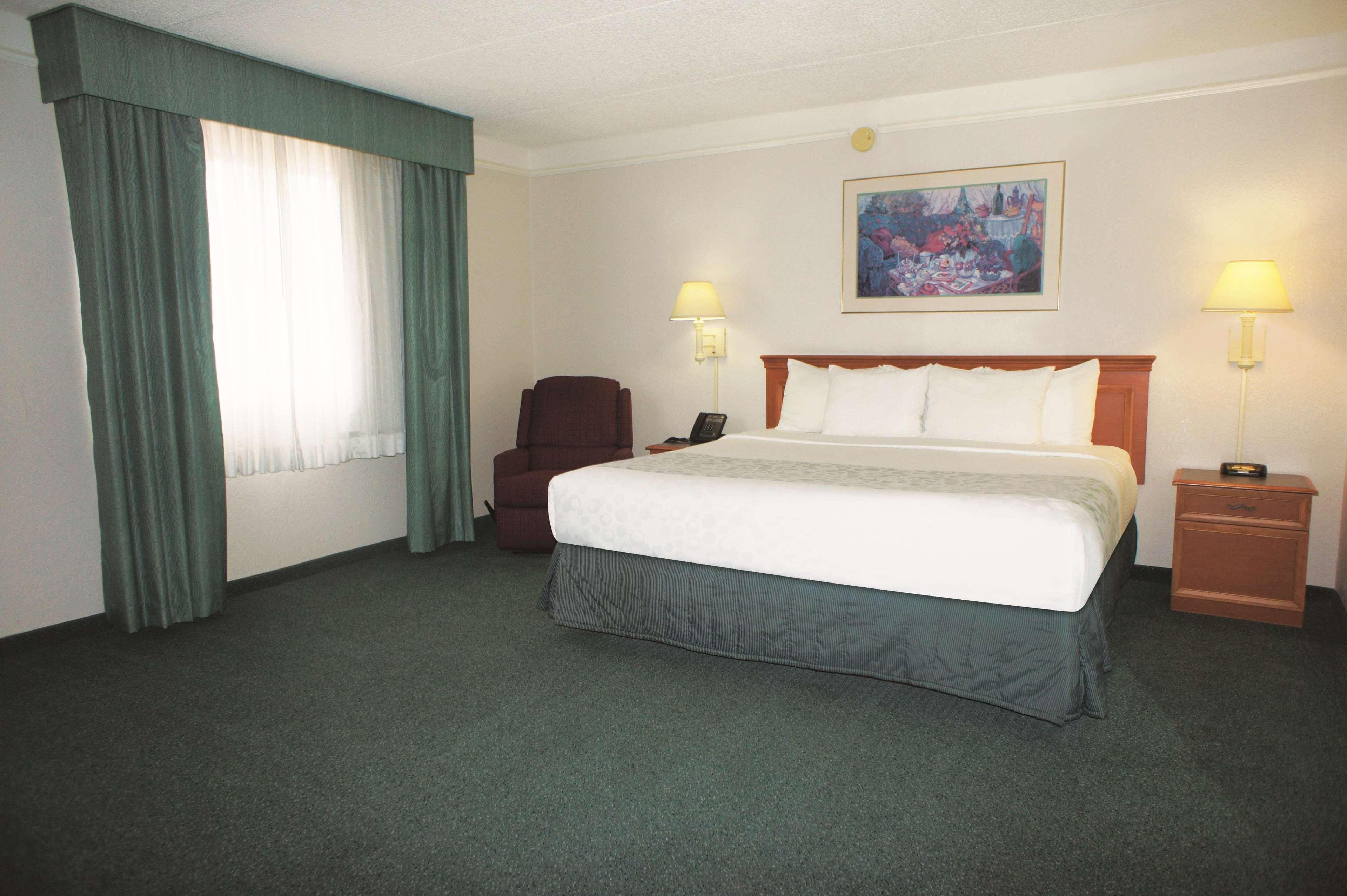 Days Inn By Wyndham San Diego Виста Экстерьер фото
