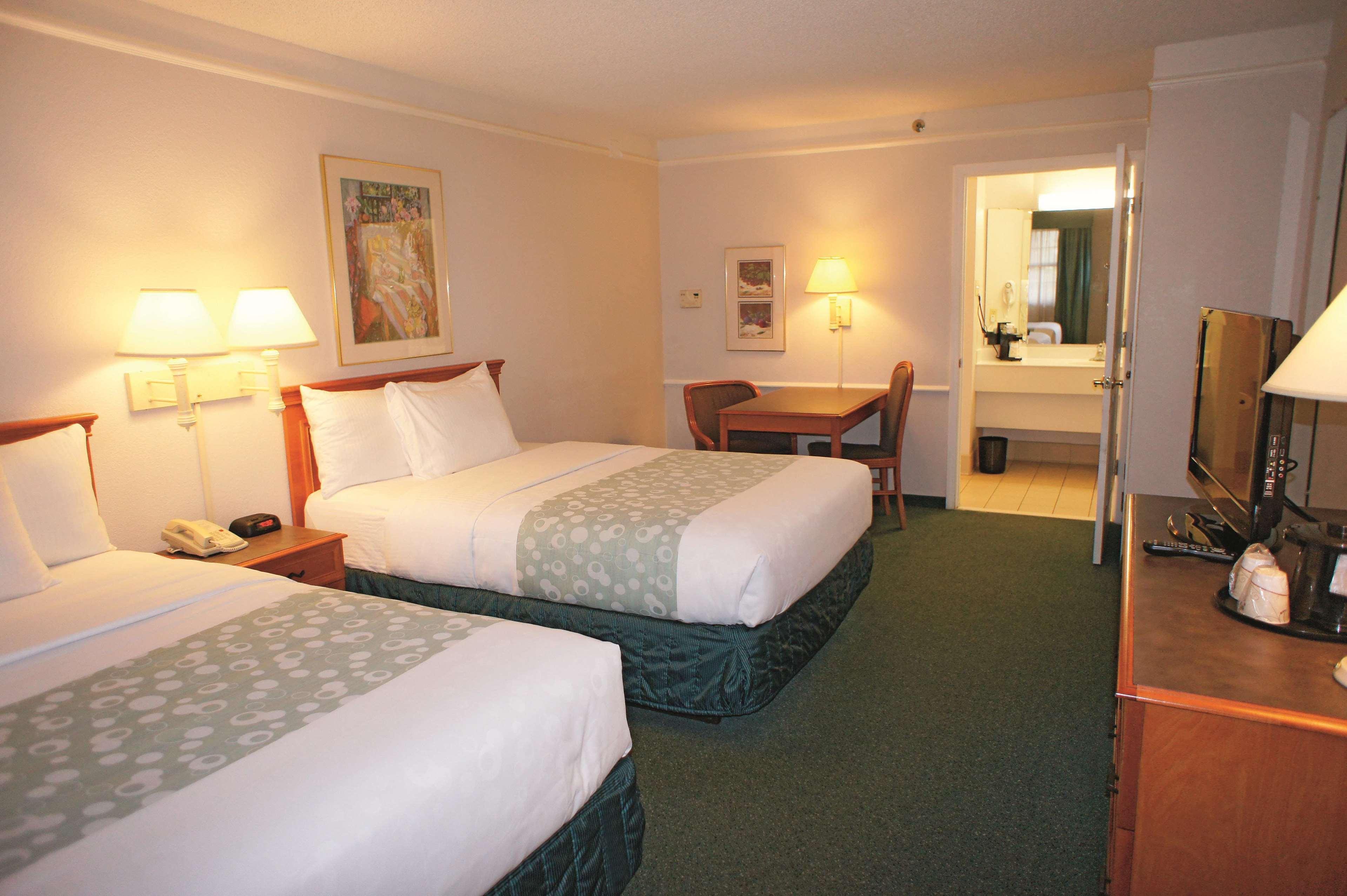 Days Inn By Wyndham San Diego Виста Экстерьер фото