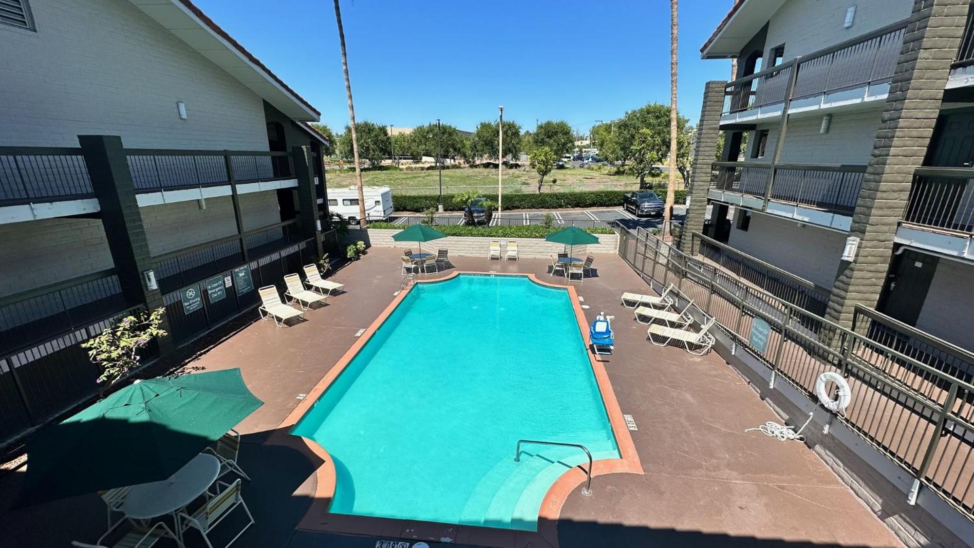 Days Inn By Wyndham San Diego Виста Экстерьер фото