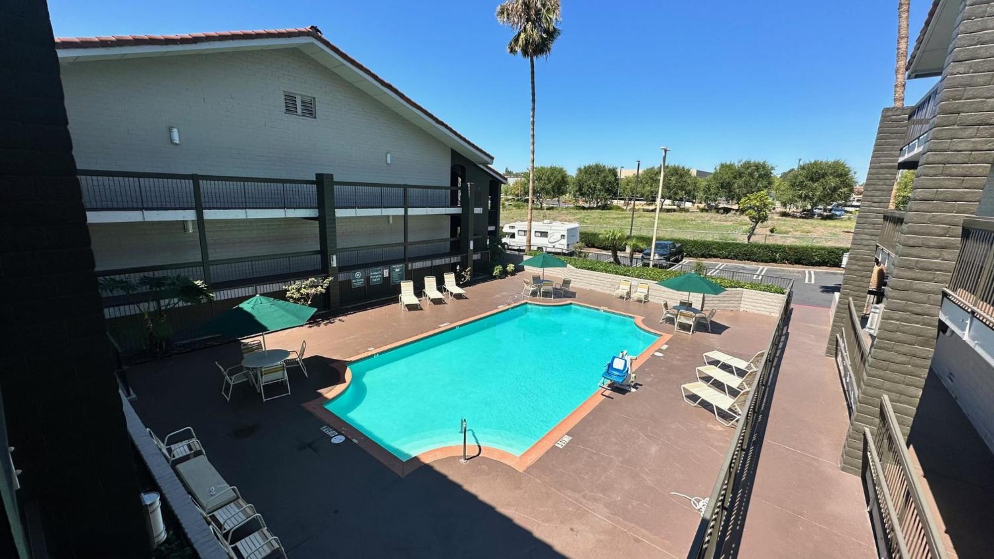 Days Inn By Wyndham San Diego Виста Экстерьер фото