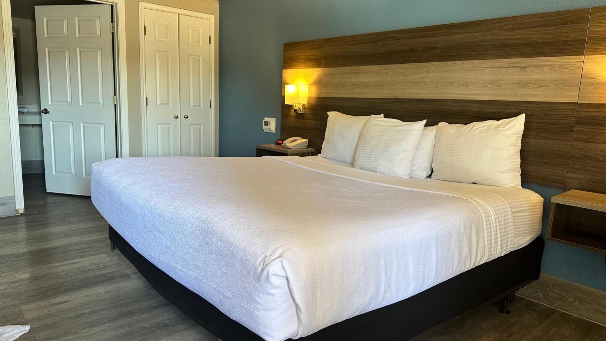 Days Inn By Wyndham San Diego Виста Экстерьер фото