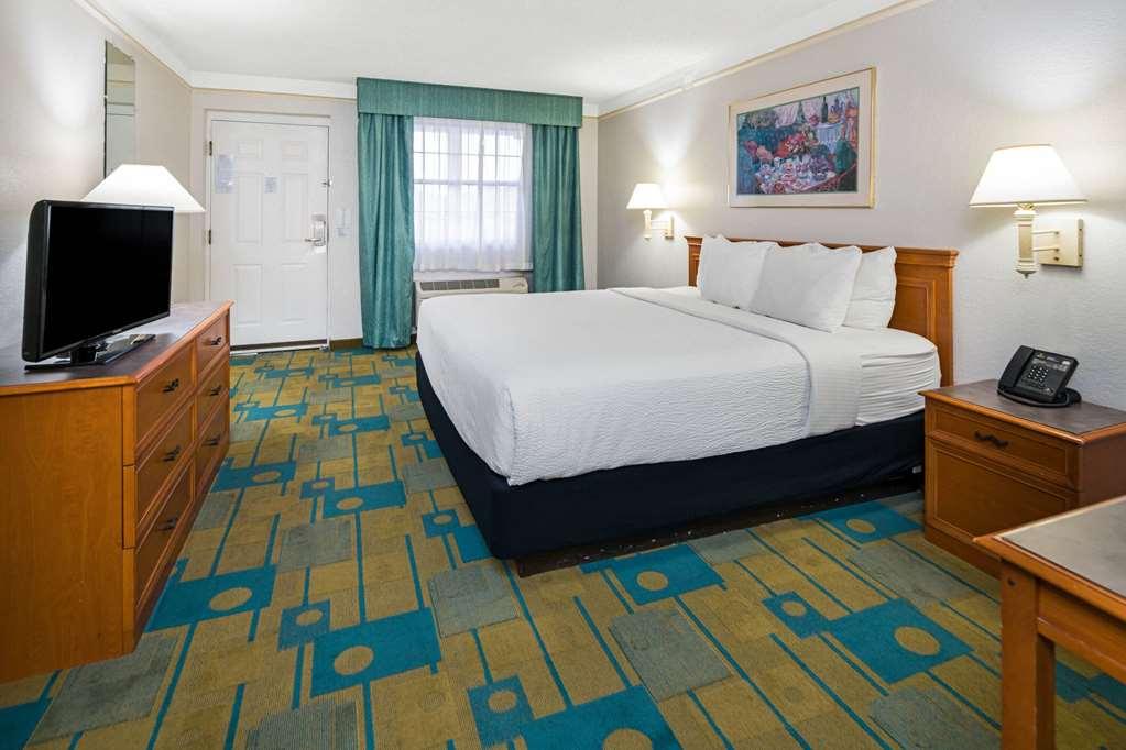 Days Inn By Wyndham San Diego Виста Номер фото