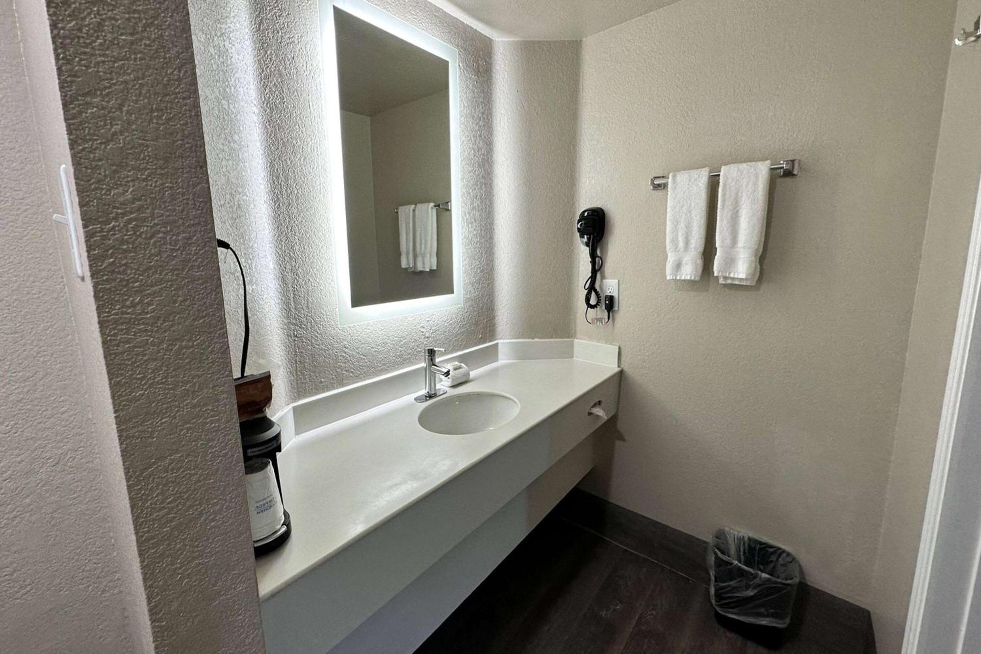 Days Inn By Wyndham San Diego Виста Экстерьер фото