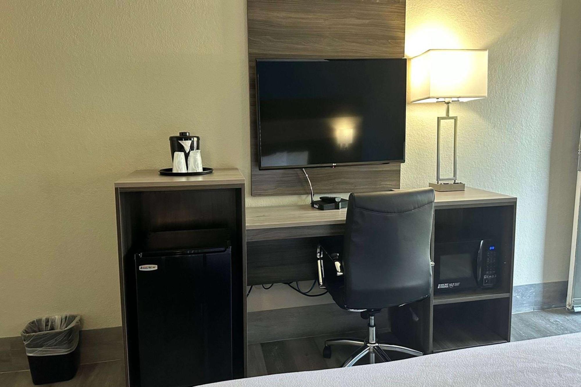 Days Inn By Wyndham San Diego Виста Экстерьер фото