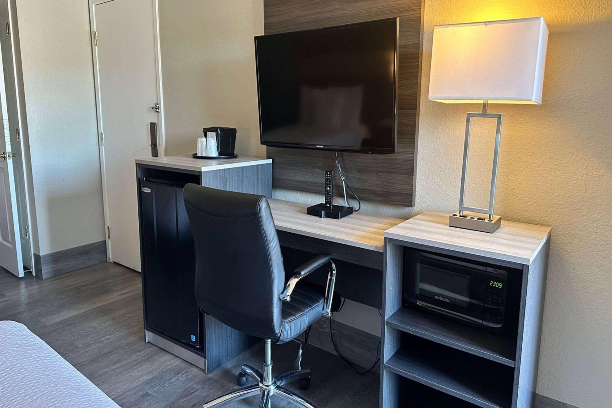 Days Inn By Wyndham San Diego Виста Экстерьер фото