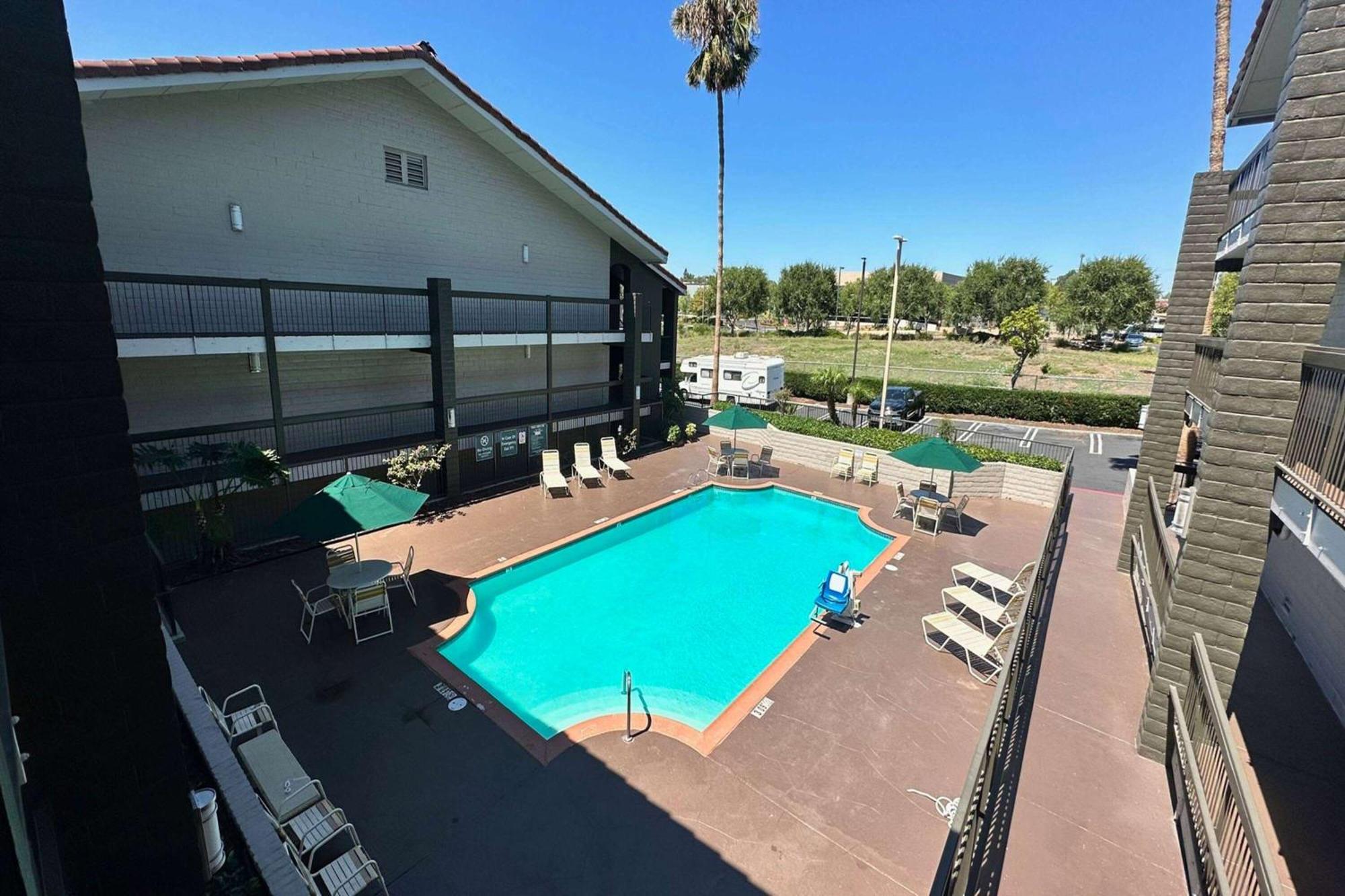 Days Inn By Wyndham San Diego Виста Экстерьер фото