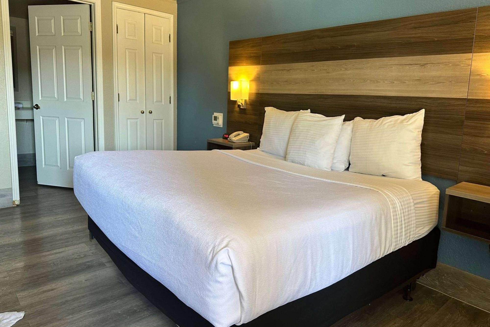 Days Inn By Wyndham San Diego Виста Экстерьер фото